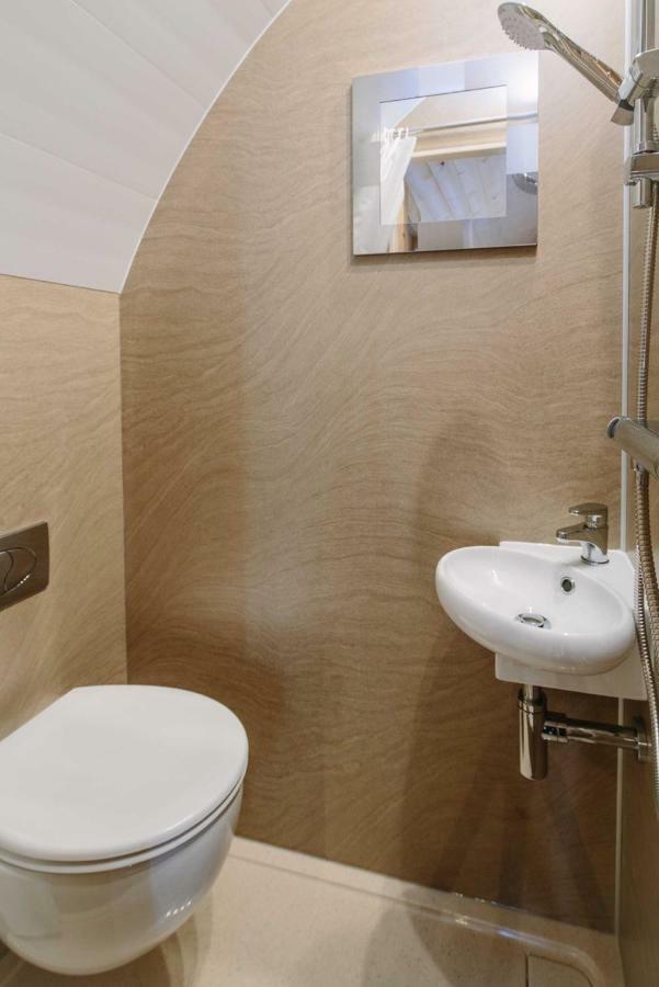 Buttercup Glamping Pod Hotel Cheltenham Exterior foto